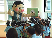 写真：名古屋西幼稚園「おにぎりパーティー」の様子