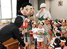 写真：明星幼稚園「手巻寿司パーティー」の様子