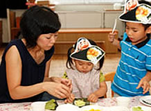 写真：明星幼稚園「手巻寿司パーティー」の様子