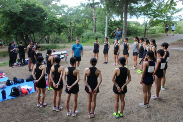 監督の話を真剣な表情で聞く選手たち
